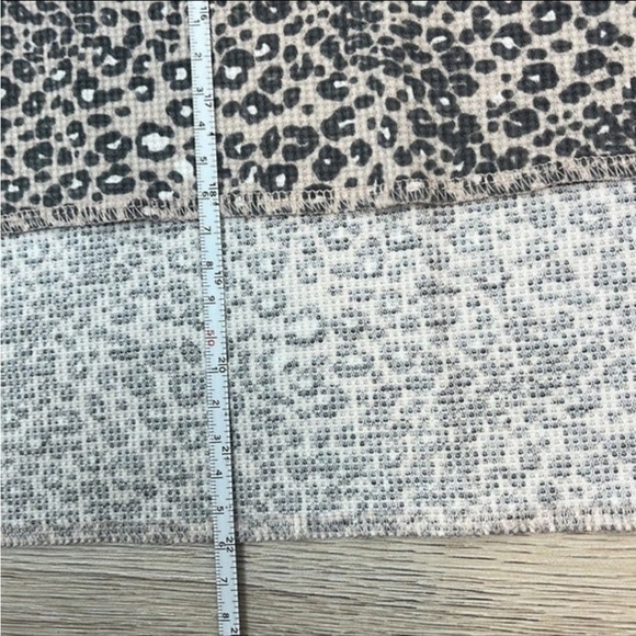 American Eagle Cheetah Print Cropped Turtleneck Size S - Picture 9 of 10